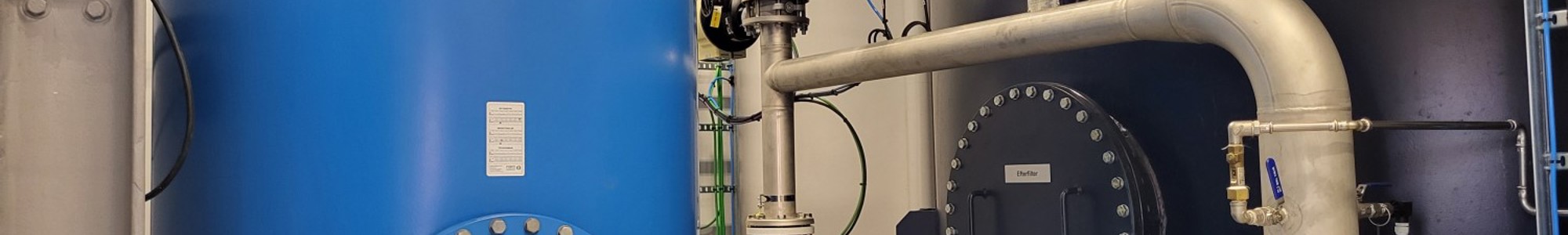 Foto af lukkede filtre, som genbruges på Nakskov Vandværk til erstatning af de gamle, åbne sandfiltre. Det lyseblå filter til venstre fjerner arsen.